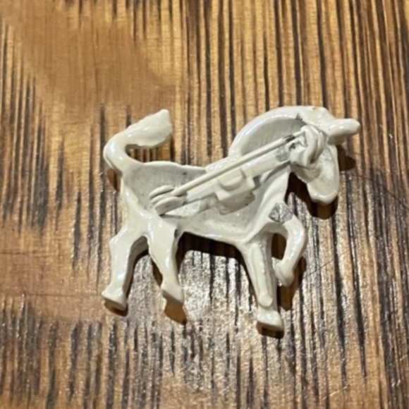 Vintage glossy white Carousel Horse Brooch - Picture 2 of 2
